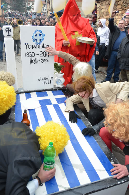 Πρόκληση: Το «μνημόσυνο» της Ελλάδας σε σκοπιανό καρναβάλι