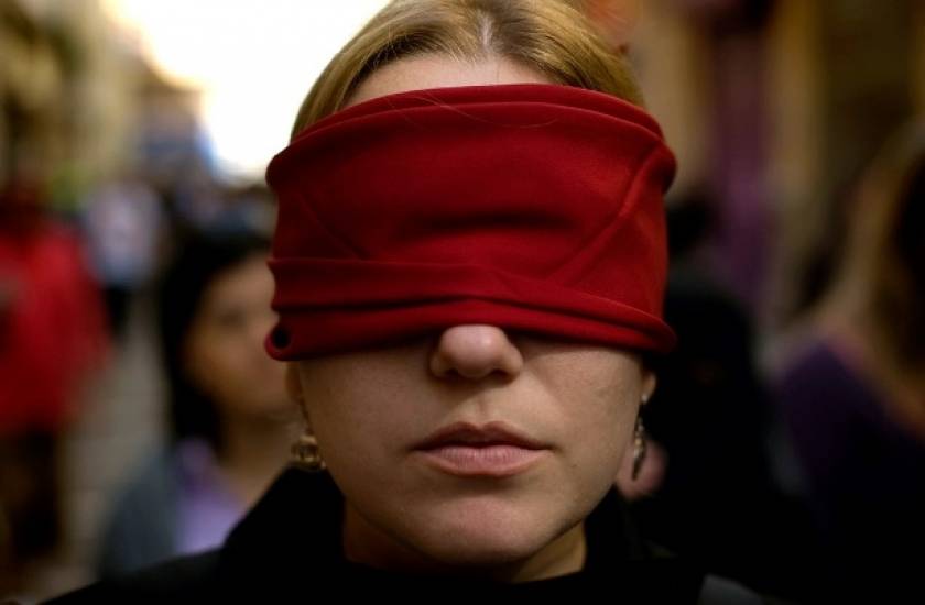 Κρήτη: Διαμαρτυρήθηκαν με δεμένα τα μάτια