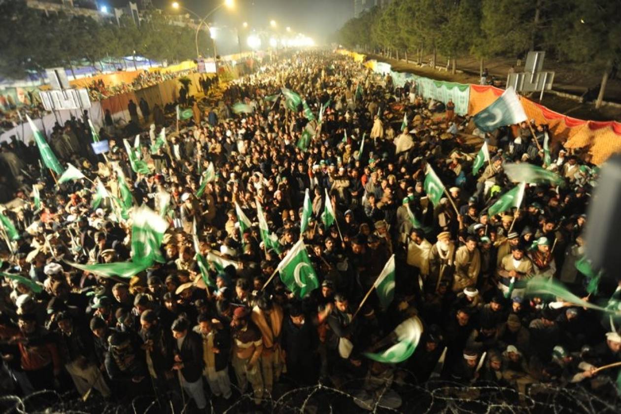 Πακιστάν: Χιλιάδες διαδηλωτές ζητούν την ανατροπή της κυβέρνησης