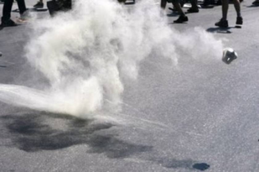 Νάουσα: Δακρυγόνα έξω από τη ΔΟΥ