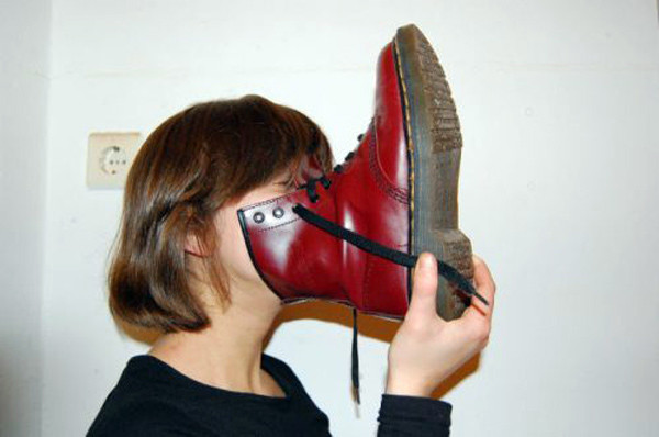 Νέα τρέλα κατακτά το διαδίκτυο: Μύρισε το παπούτσι σου! (pics)