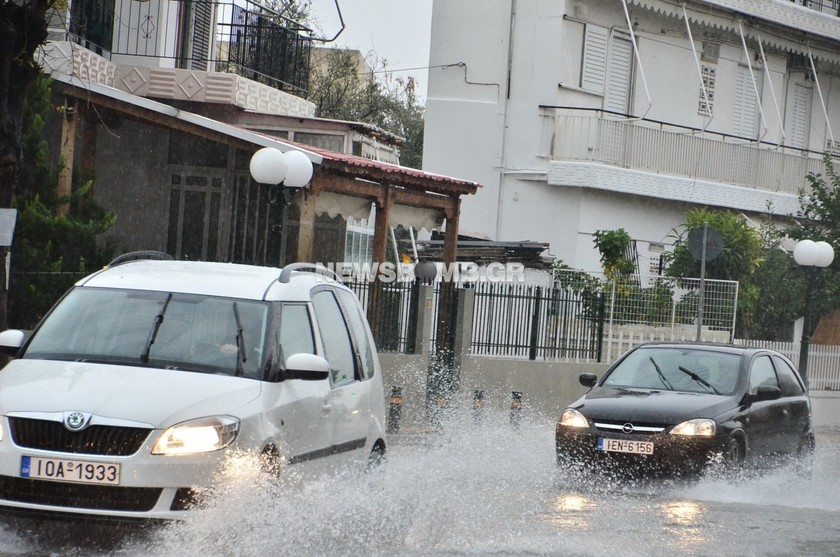 Χάος από τη βροχή και τις απεργίες στους δρόμους (φωτορεπορτάζ)