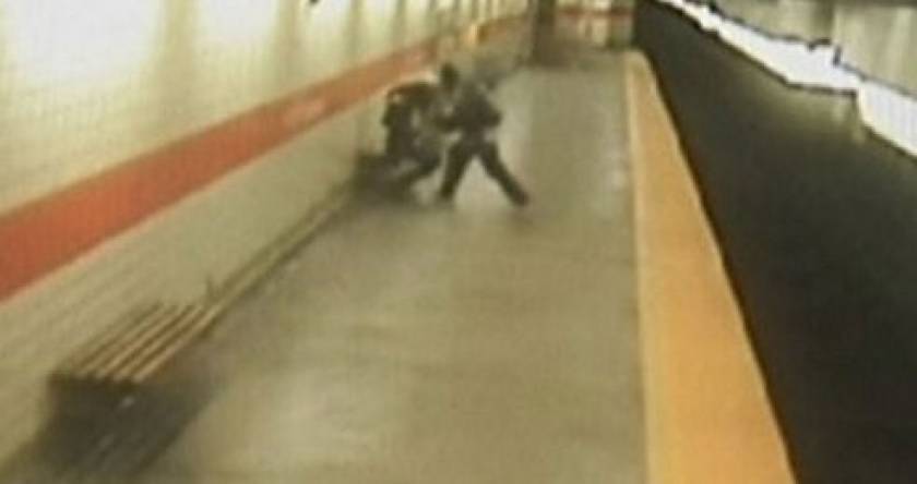 Βίντεο - ΣΟΚ: Αφού την ξυλοκόπησε την πέταξε στις ράγες του μετρό!
