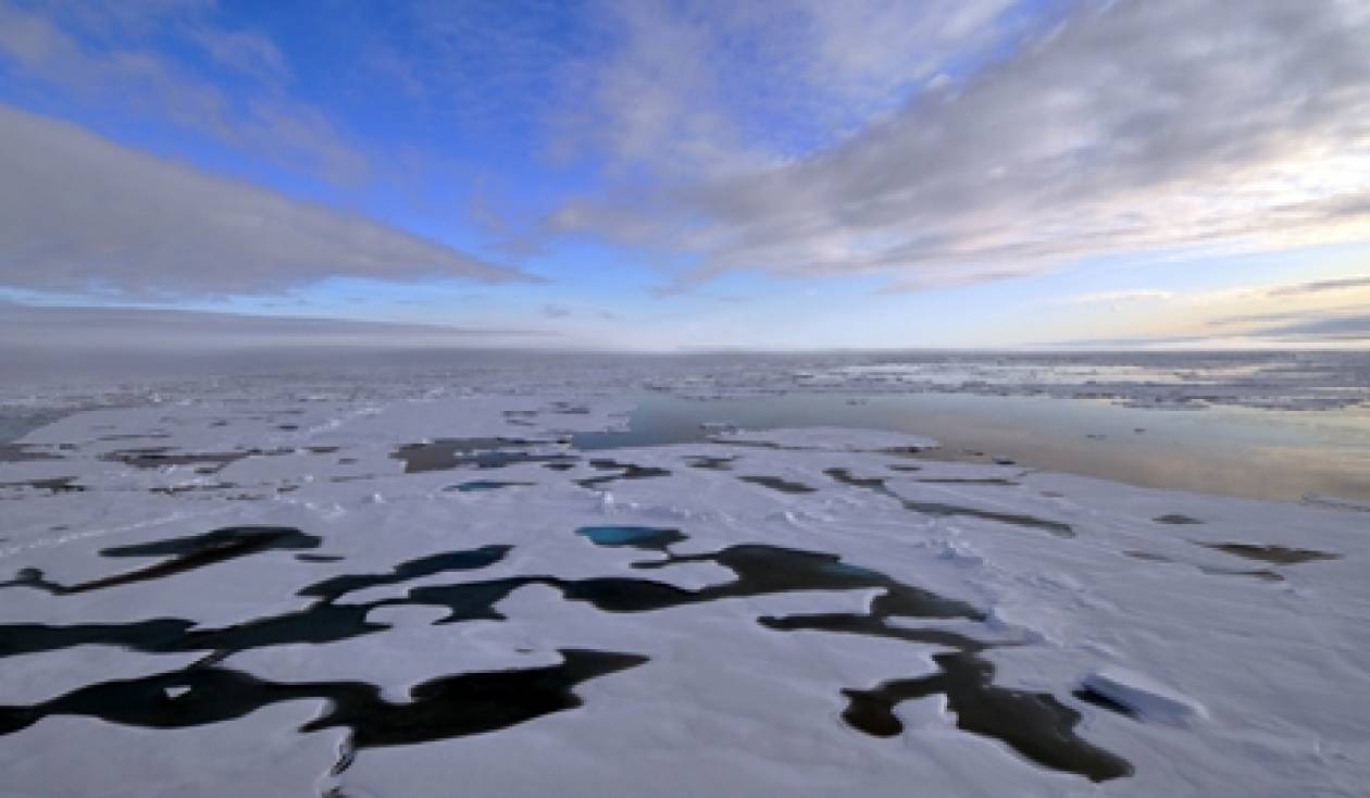 Το νερό από λιωμένο πάγο «καίει» τους αρκτικούς πάγους