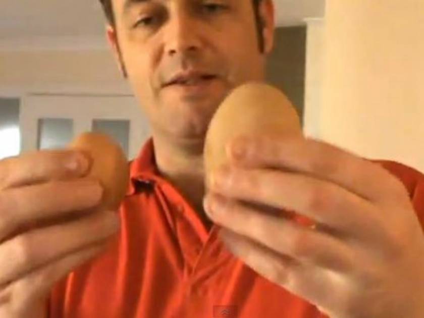Βίντεο: Δεν φαντάζεστε τι βρήκε μέσα σε αυτό το γιγάντιο αυγό