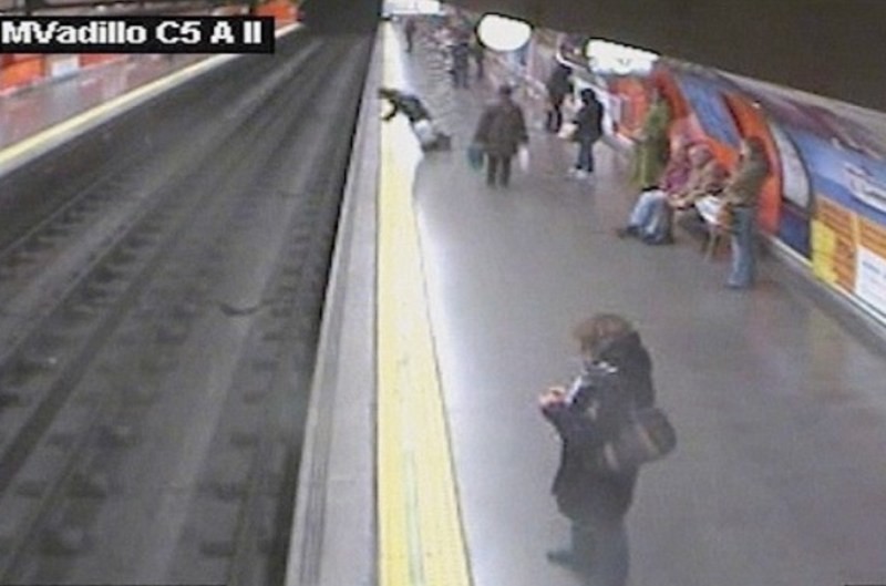 Βίντεο-σοκ: Γυναίκα έπεσε στο μετρό της Μαδρίτης 