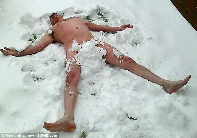 H νέα μόδα στο Facebook: Φωτογραφίζονται... γυμνοί στο χιόνι! 