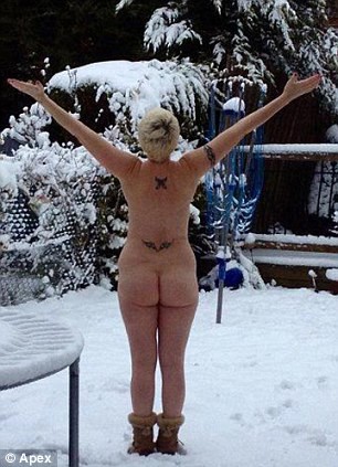 H νέα μόδα στο Facebook: Φωτογραφίζονται... γυμνοί στο χιόνι! 