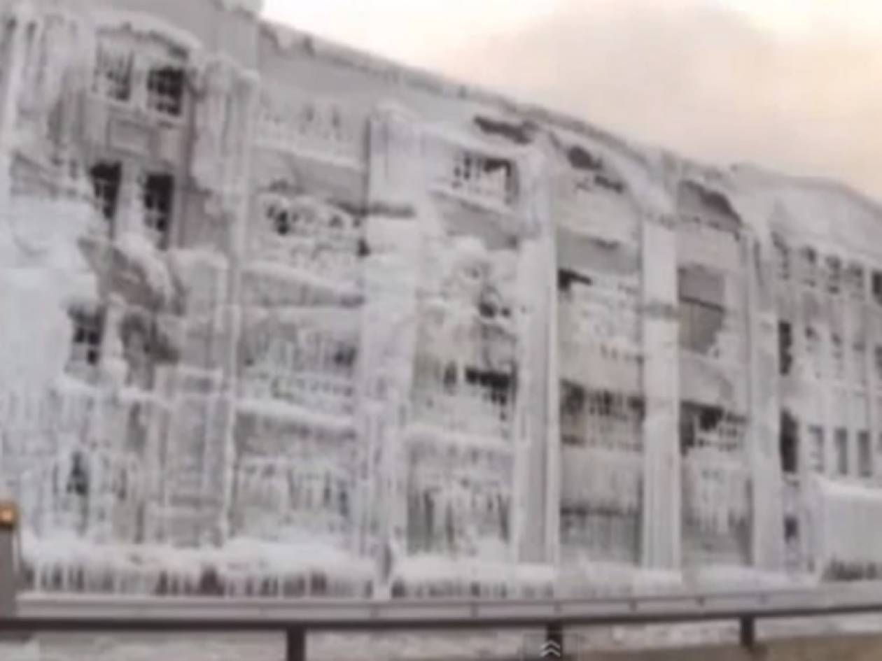 Απίστευτο βίντεο: Φλεγόμενο κτίριο πάγωσε από το ψύχος!