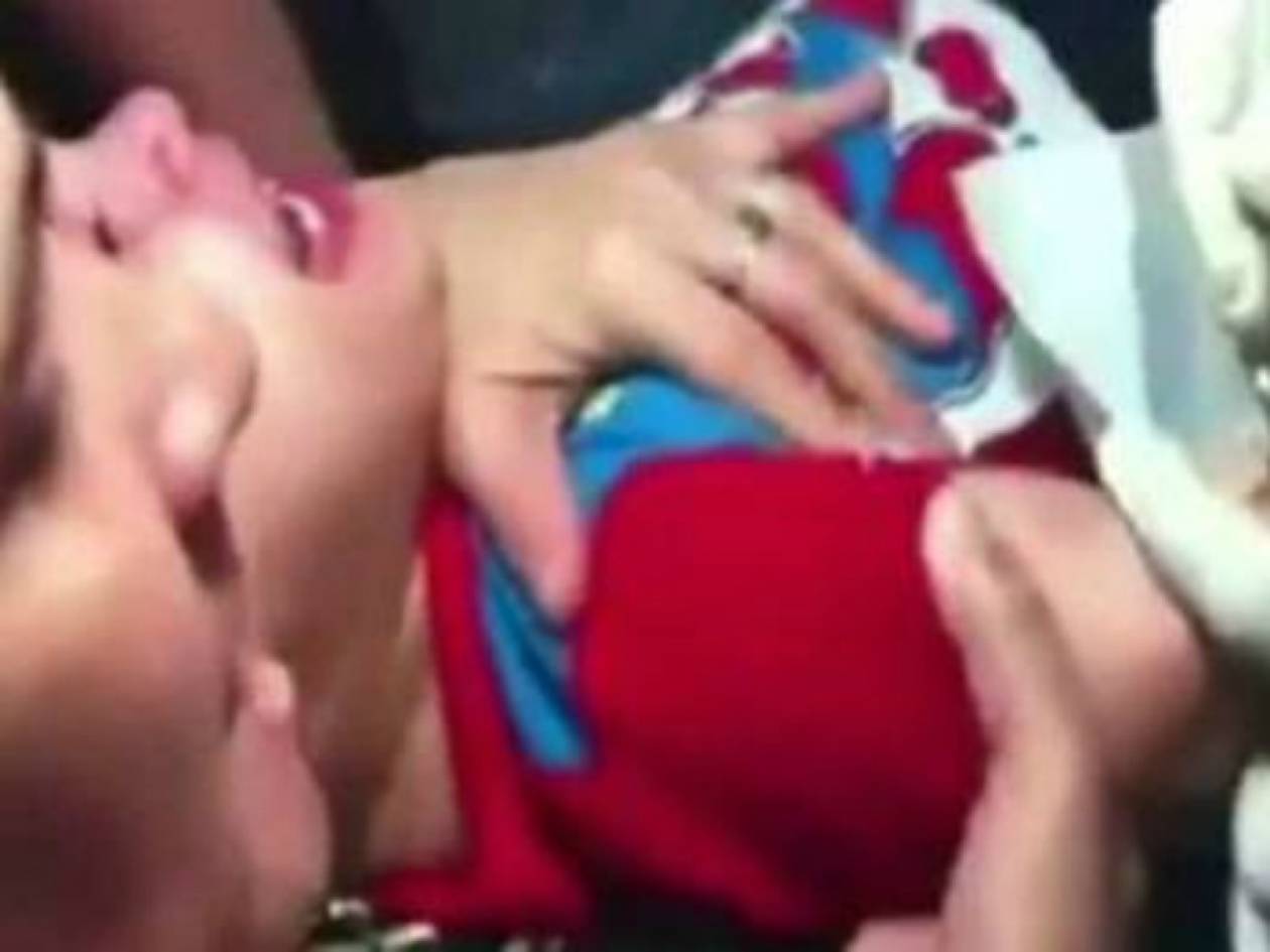 Βίντεο: Κάνουν τατουάζ σε 3χρονο και εκείνο ουρλιάζει από τον πόνο