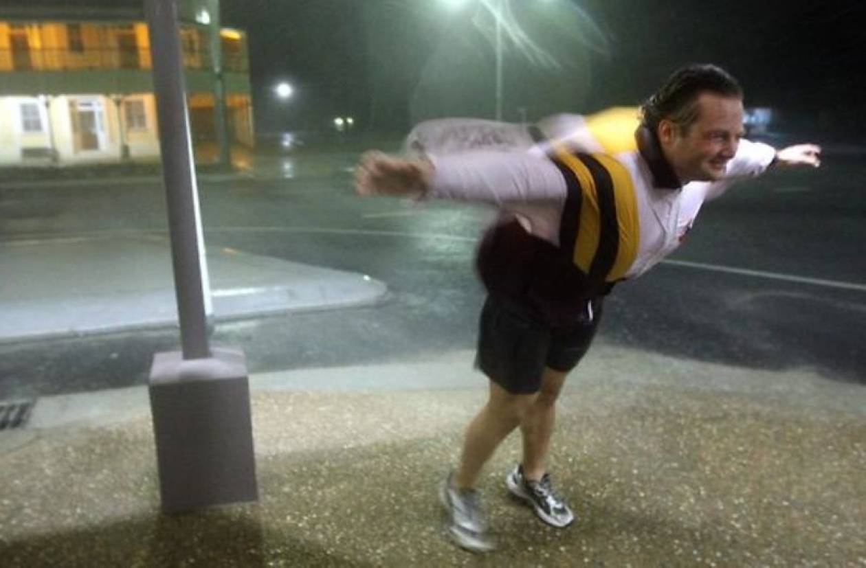Ο Έλληνας που κυνηγάει κυκλώνες στην Αυστραλία!