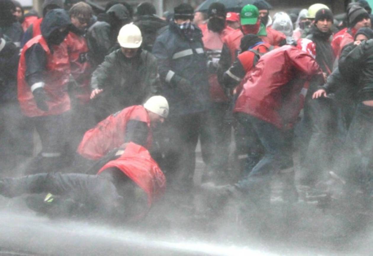 Βίντεο: Άγριες συγκρούσεις αστυνομίας-χαλυβουργών στο Βέλγιο