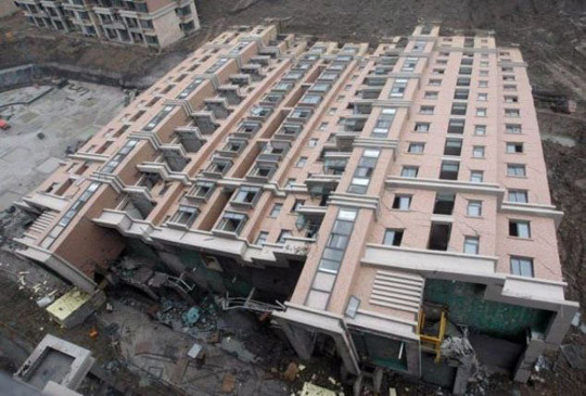Απίστευτο κατασκευαστικό λάθος: Δείτε πώς «ξάπλωσε» 13όροφο κτήριο