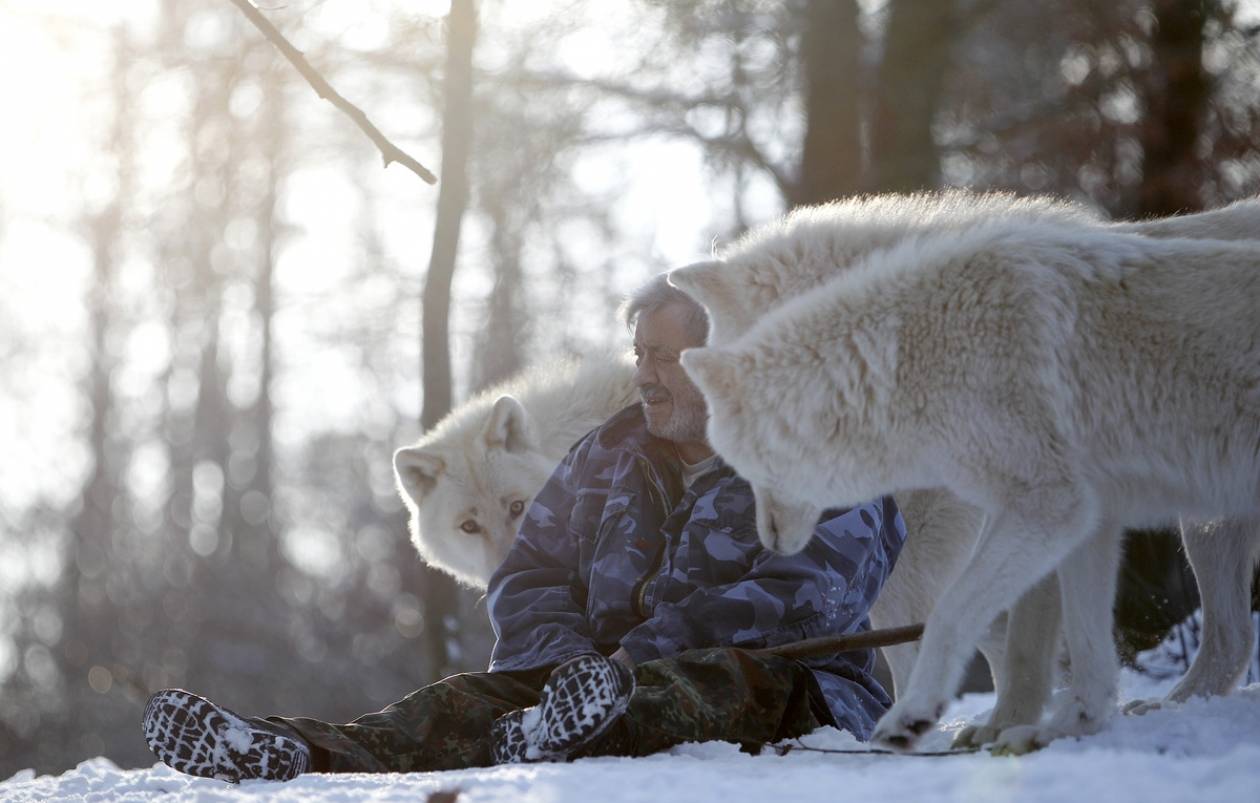 Απίστευτο: 79χρονος ζει με αγέλη λύκων!