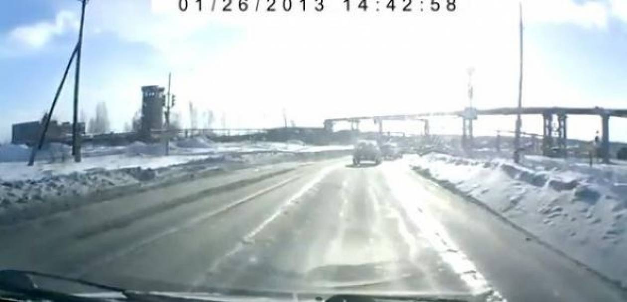 Βίντεο: Οδηγούσε και από το πουθενά βρέθηκε μπροστά του ένα...