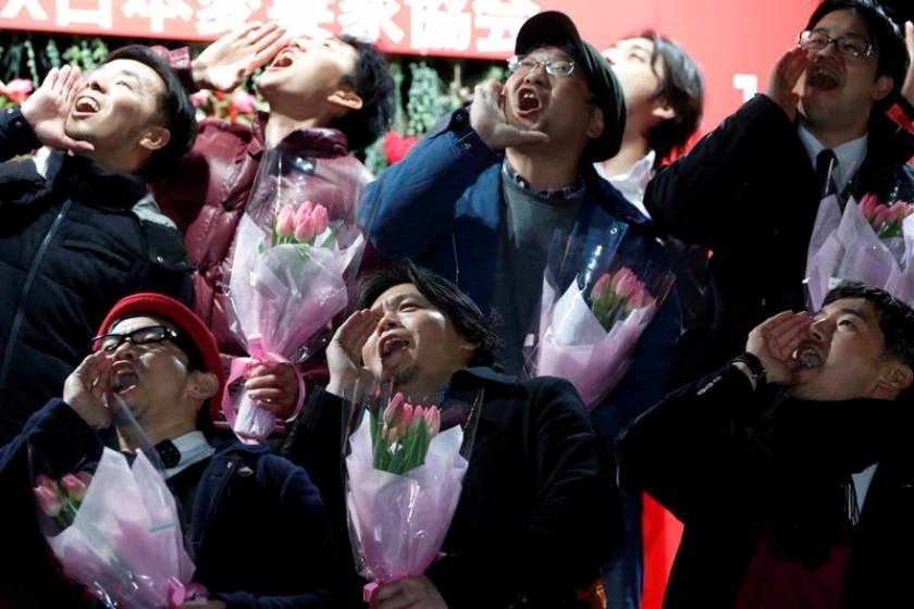 Δεκάδες Ιάπωνες είπαν φωναχτά «σ’ αγαπώ» στις γυναίκες τους