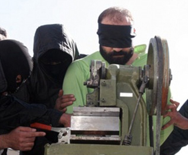 Φρίκη: Το μηχάνημα με το οποίο κόβουν τα δάχτυλα των ενόχων στο Ιράν