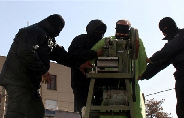 Φρίκη: Το μηχάνημα με το οποίο κόβουν τα δάχτυλα των ενόχων στο Ιράν