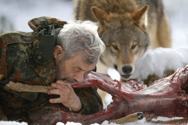 ΣΟΚ: Ζωντανός λυκάνθρωπος! Ζει με αγέλη λύκων και τρώει κουφάρια