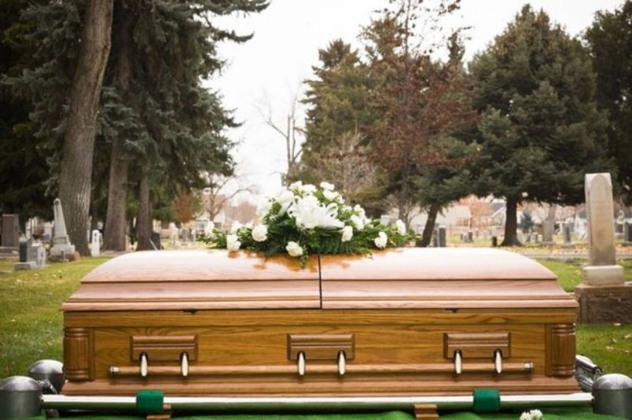 «Νεκρή» σηκώθηκε από το φέρετρο στην κηδεία της!