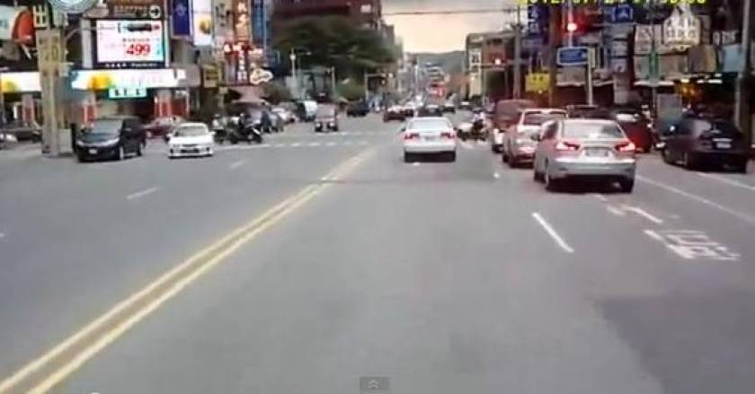 Απίστευτο βίντεο: Οδηγός εγκληματίας «χτυπά» και μετά φεύγει