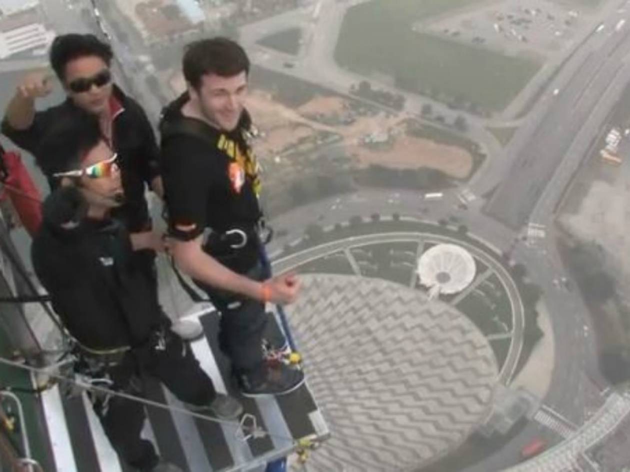Απίστευτο βίντεο: Κάνει bungee jumping από τα 233 μέτρα!
