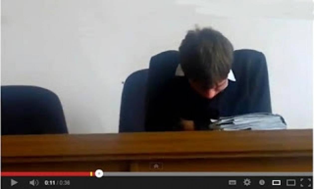 Βίντεo: Δικαστής αποκοιμήθηκε την ώρα της δίκης