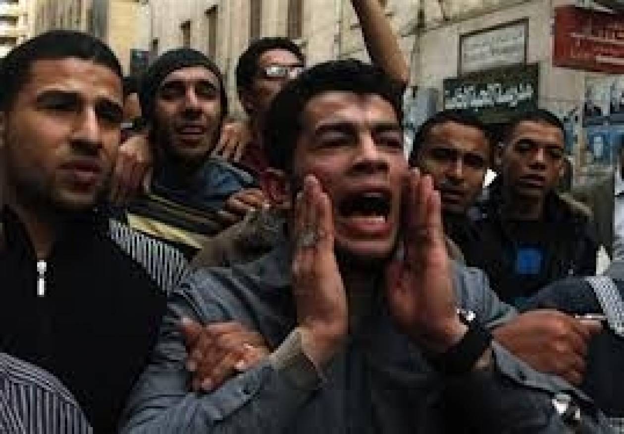Αίγυπτος: Διαδηλωτές πετροβόλησαν το αυτοκίνητο του πρωθυπουργού