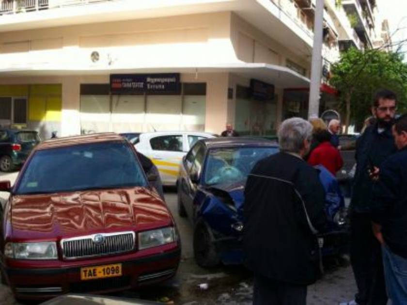 Πάτρα: Σύγκρουση Ι.Χ. με ταξί - Τραυματίες οδηγοί (pics)