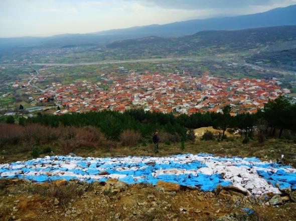 Εντυπωσιακό: Τεράστια ελληνική σημαία στην κορυφή βουνού (pics)