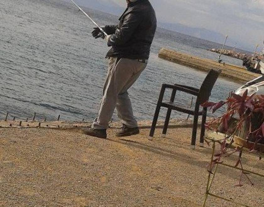 Κορυφαία φώτο: Ο Έλληνας ψαράς που σαρώνει στο Facebook