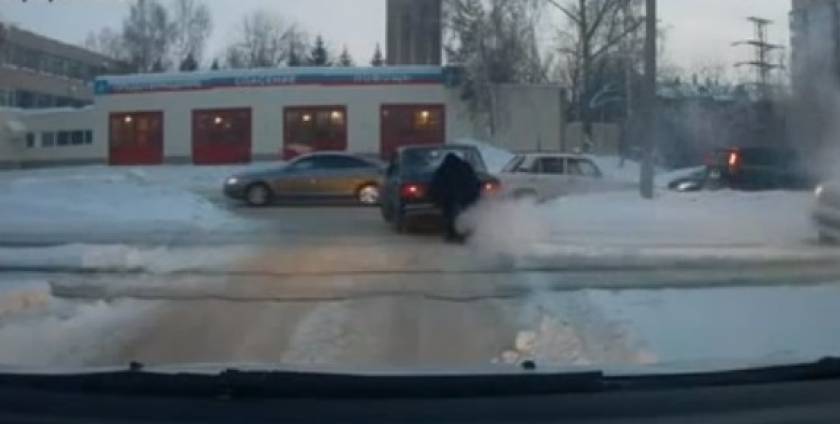 Απίστευτο βίντεο: «Υπεράνθρωπος» σήκωσε αυτοκίνητο από τις ράγες!