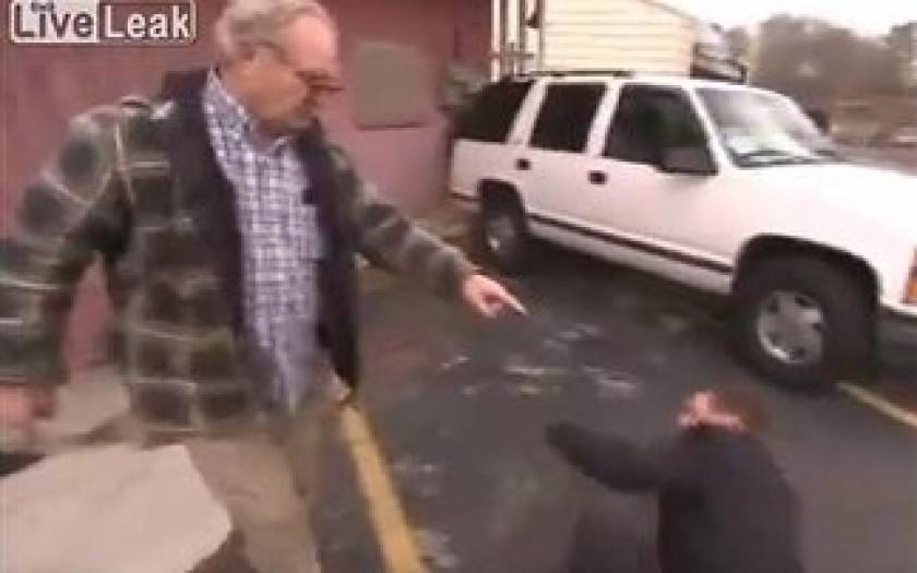 Βίντεο: Ηλικιωμένος έβγαλε νοκ-άουτ δημοσιογράφο με μπουνιά!