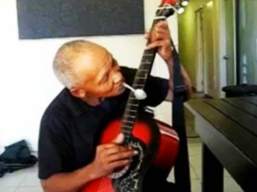 Βίντεο: Παίζει κιθάρα με… κουτάλι!