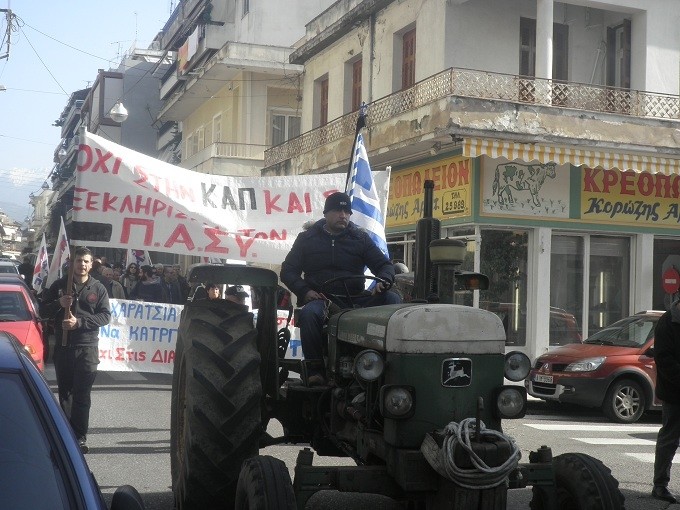 Αγρίνιο: Οι αγρότες βγήκαν στους δρόμους (pics-vid)