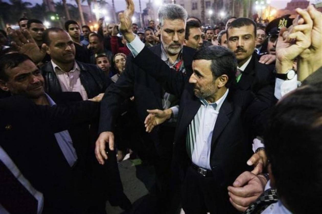 Βίντεο: Διαμαρτυρία με ρίψη παπουτσιού στον Αχμαντινετζάντ
