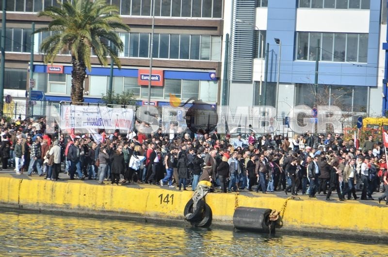 ΤΩΡΑ: Συγκέντρωση διαμαρτυρίας στο λιμάνι του Πειραιά