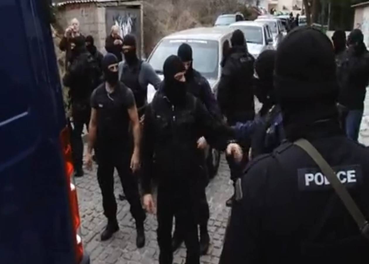 Βίντεο: Έφτυσε την κάμερα ένας από τους συλληφθέντες της Κοζάνης