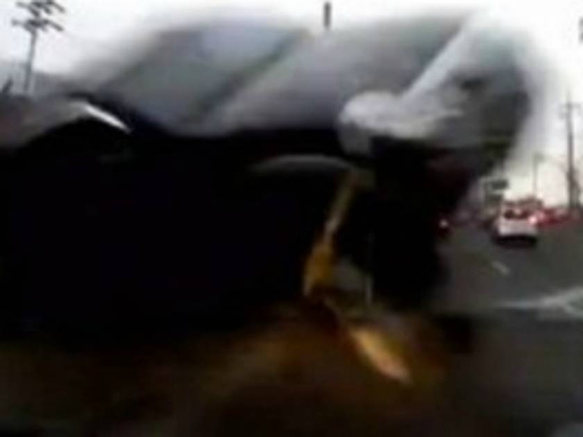 Βίντεο: Ανατριχιαστικό τροχαίο on camera που κόβει την ανάσα