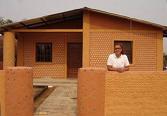 Φτιάχνει σπίτια από μπουκάλια για φτωχούς (pics)