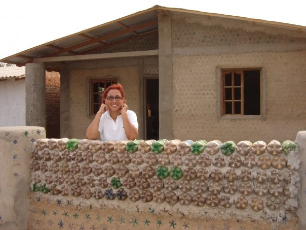 Φτιάχνει σπίτια από μπουκάλια για φτωχούς (pics)