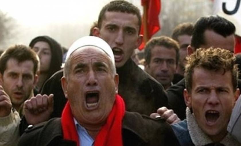 Διαδηλώνουν οι Αλβανοί έξω από την πρεσβεία της Σερβίας