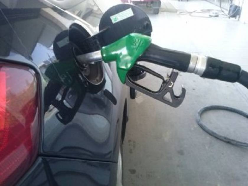Βίντεο: Έβαλε βενζίνη για 0,80 ευρώ