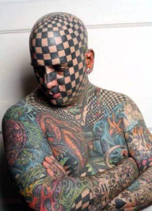 Ο άνθρωπος-σκάκι έχει κάνει τατουάζ όλο του το σώμα και το πρόσωπο!