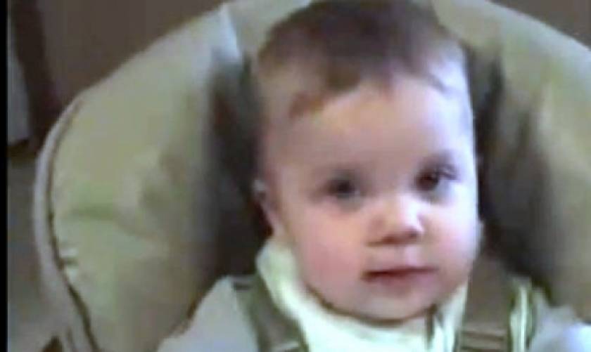 Βίντεο: Ο μπαμπάς του μαθαίνει το «νταντά» και ο μικρός λέει «μαμά»!