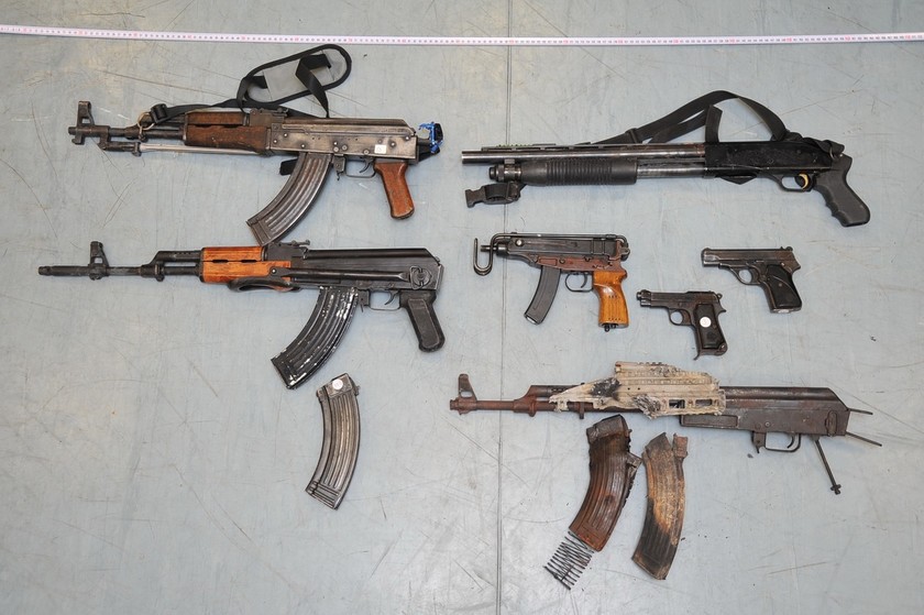 Αυτά είναι τα όπλα που είχαν οι συλληφθέντες του Βελβεντού (pics)