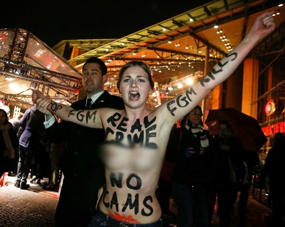 FEMEN: Οι γυμνόστηθες ακτιβίστριες «ξαναχτύπησαν»