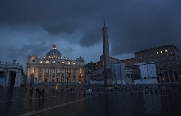 Απίστευτο: Κεραυνός στον Άγιο Πέτρο μετά την παραίτηση του Πάπα!