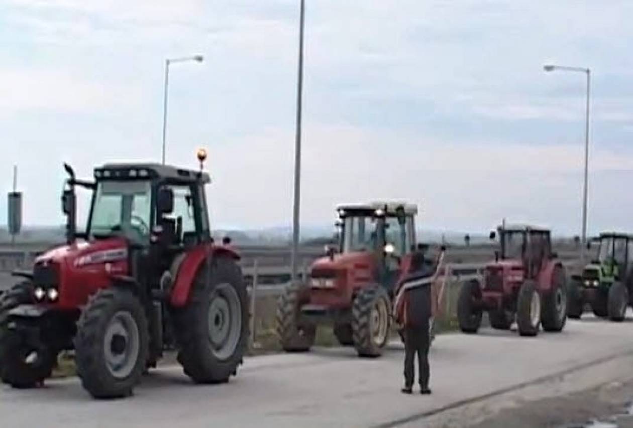 Βίντεο: Στο τελωνείο των Κήπων παρέταξαν τα τρακτέρ οι αγρότες