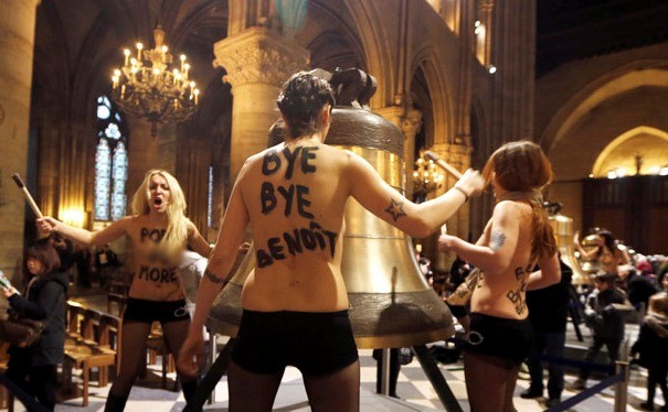 Οι FEMEN γδύθηκαν (ξανά) για την παραίτηση του Πάπα